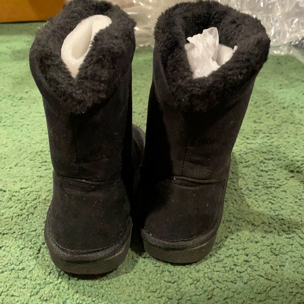 Black boots that are brand new.